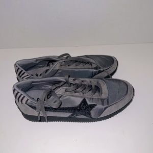 Very G Vintage Tennis Shoe in Grey With Zebra Size 10